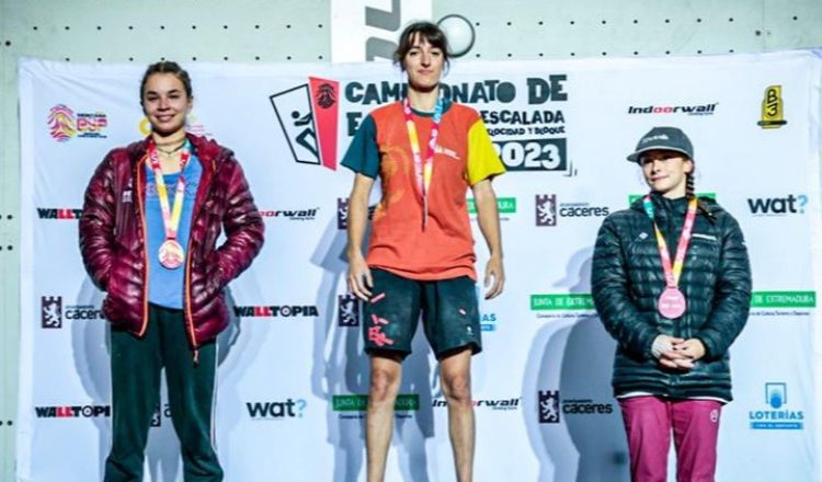 Podio femenino del Campeonato de España de Búlder de Cáceres 2023, con Rebeca Pérez (1ª), María Paredes (2ª) e Iziar Martínez (3ª) (Foto: Javi Pec).
