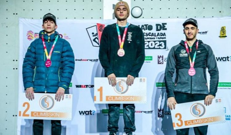 Podio masculino del Campeonato de España de Búlder de Cáceres 2023, con Alberto Ginés (1º), Guillermo Peinado (2º) y Alejandro Crespo (3º) (Foto: Javi Pec).