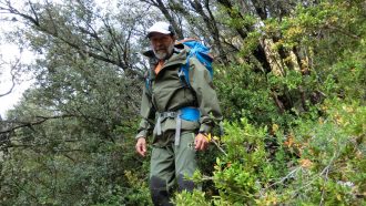 Toño Guerra probando la chaqueta High Coast Hydratic Trail de Fjällräven