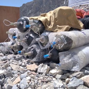 Botellas de oxígeno de las expediciones comerciales en el Gasherbrum 2.