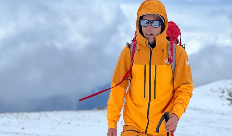 Carlos Vasquez probando la chaqueta y el pantalón Pumori Summit Series de The North Face