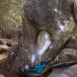 Manu Cornu en 'Le pilier du désert assis direct' 8C+ de Fontainebleau.