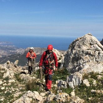 Caída en una cresta al realizar un destrepe, que provocó quemaduras al escalador