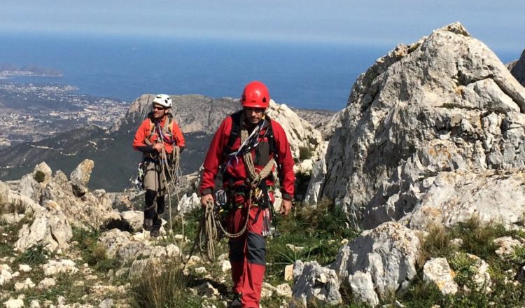 Caída en una cresta al realizar un destrepe, que provocó quemaduras al escalador