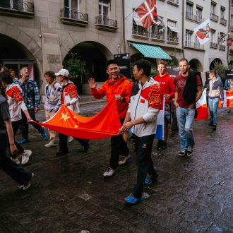 Desfile de los deportistas en la ceremonia de apertura del Campeonato del Mundo de Escalada de Berna 2023 (Foto: Lena Drapella/IFSC).