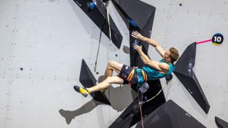 Jakob Schubert en la combinada del Campeonato del Mundo de Escalada de Berna 2023 (Foto: Jan Virt/IFSC).