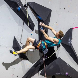 Jakob Schubert en la combinada del Campeonato del Mundo de Escalada de Berna 2023 (Foto: Jan Virt/IFSC).