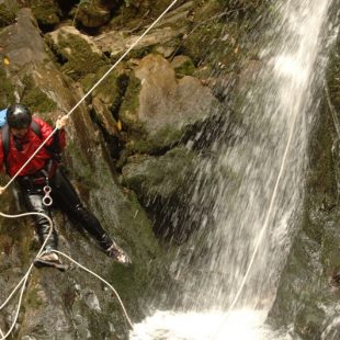 Un guía de barrancos durante un curso en el Barranco del Navedo.