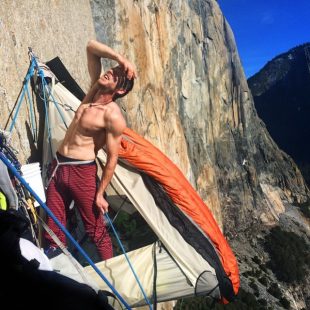 Tommy Caldwell visualiza lo que queda de vía en el Dawn Wall (Yosemite)  (Corey Rich)