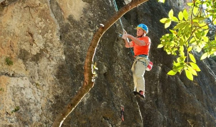 Carlos Buhler escalando en Montanejos, oct'23. Foto: Joan Solé.