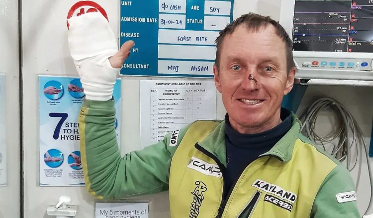 Denis Urubko con las manos vendadas tras las congelaciones que sufrió cuando intentaba el Gasherbrum I invernal. Foto: © Denis Urubko