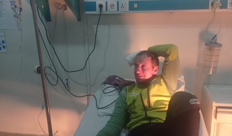 Denis Urubko en el hospital Skardu recibiendo los primeros tratamientos médicos de sus congelaciones en las manos al intentar el Gasherbrum I invernal.
