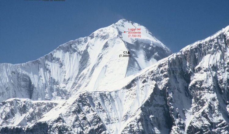 Foto del Dhaulagiri en la que se ve el Campo 3 (7300 m) y el punto (7700 m) en el que Carlos Soria sufrió el accidente.