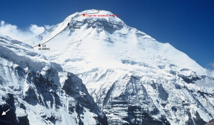 Vista del Dhaulagiri en dónde está indicado el lugar, a 7700 metros, en que Carlos Soria sufrió el accidente.