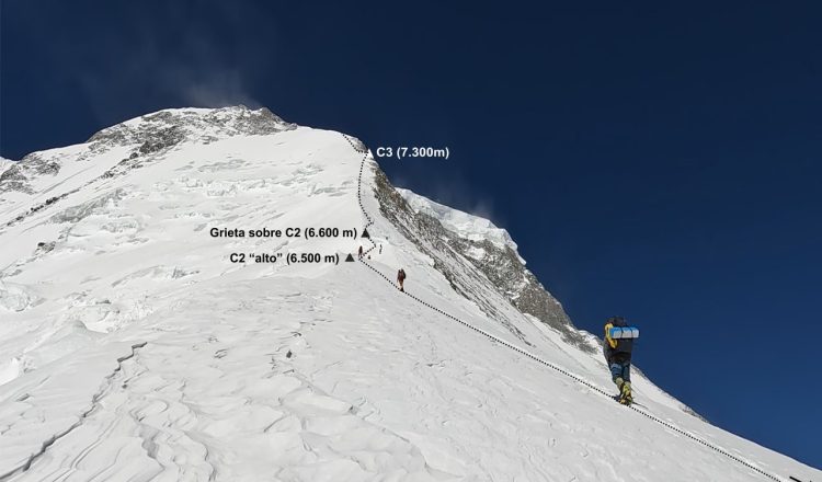 Vista durante el ascenso al C3 del Dhaulagiri. Está indicado el campo 2 alto (6500 m) y la grieta que se encuentra a 6600 metros.