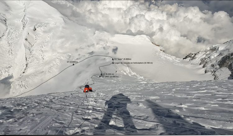 Vista durante el descenso del C3 al C2 Dhaulagiri. Está indicado el campo 2 alto (6500 m), campo 2 (6350 m) y C2 bajo (6000 m), y el punto donde el helicóptero recogió a Carlos Soria tras su accidente.