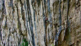 Sophie Schelemermeyer escalando en Rumenes, Desfiladero de la Hermida.