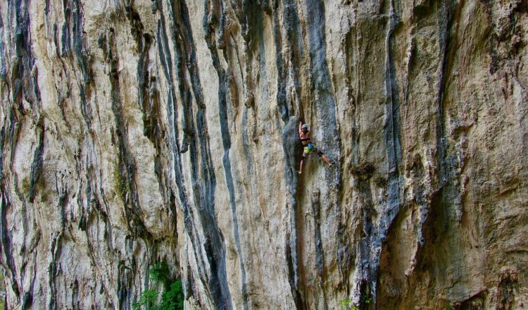 Sophie Schelemermeyer escalando en Rumenes, Desfiladero de la Hermida.