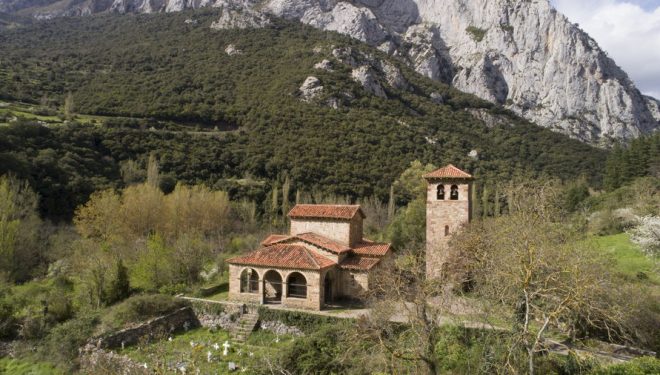 Sata María de Lebeña, uno de los hitos monumentales del Camino Lebaniego.