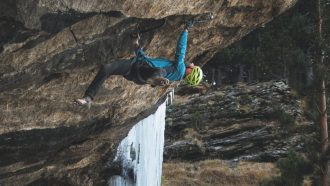 Drytooling en el Valle de Benasque. Foto: Chechu Arribas.