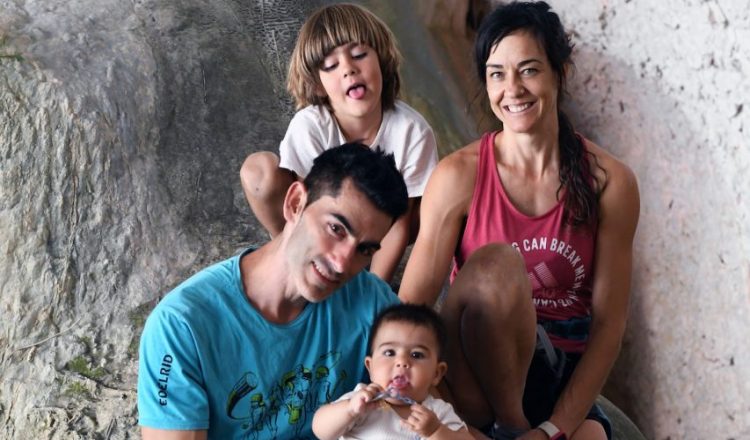 Teresa Troya con su pareja, Iris Matamoros, y sus dos hijos. Foto: Javi Pec.