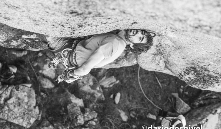 Ignacio Mulero intentando uno de sus proyectos de escalada tradicional en La Pedriza del Manzanares.