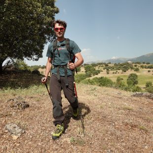 Javi Guzmán probando las botas Cadin GTX Mid de Lowa