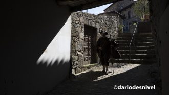 Peregrino vestido a la antigua usanza por las calles de Potes. Foto: @dariodesnivel