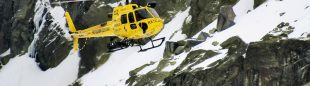 El helicóptero del Grupo de Rescate y Salvamento (GRS) de la Junta de Castilla y León entra en acción en el circo de Gredos.  (Desnivel/Gregorio Arranz)