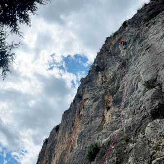 El escalador se sale de la ruta para que el fotógrafo tenga un mejor plano. 