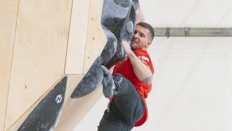 Eneko Carretero en las eliminatorias Copa Europa Boulder celebrada en el Valle de Liébana (mayo 2023).