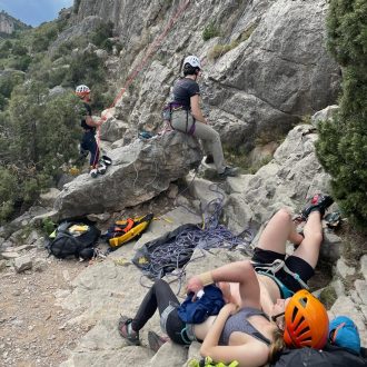 Pie de vía donde todos los escaladores llevan casco.