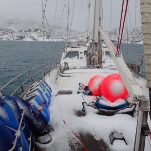 El yate Kamak navegando aguas de Groenlandia.