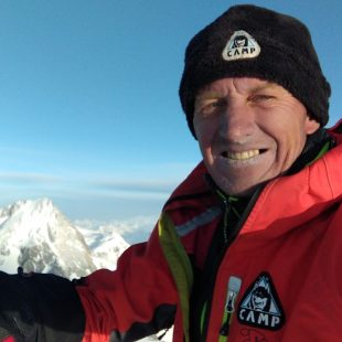 Denis Urubko en la cima del Gasherbrum 2 (8035 m.) el 23 julio 2022, era la quinta vez que alcanzaba la cima de este ochomil.