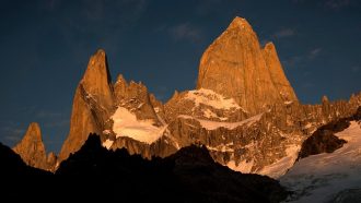 A la derecha Fitz Roy, a la izquierda Aguja Poincenot.