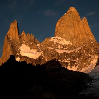 A la derecha Fitz Roy, a la izquierda Aguja Poincenot.