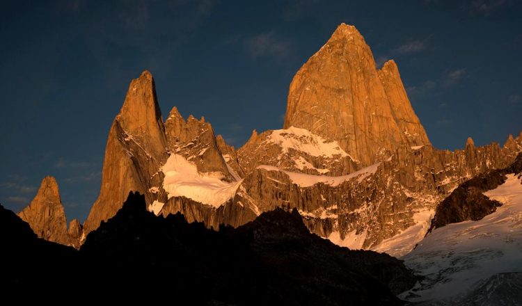 A la derecha Fitz Roy, a la izquierda Aguja Poincenot.