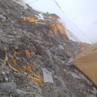 Restos de tiendas y basura en el campo 1 del K2 (julio 2022).
