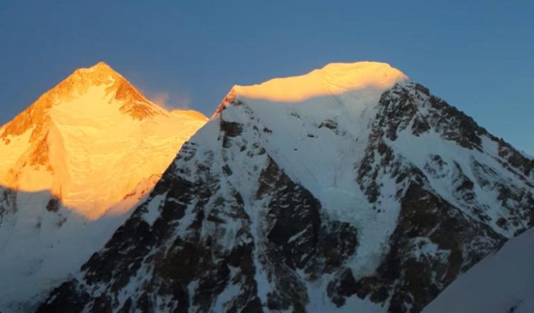 El Gasherbrum I invernal en una foto que nos envía Denis Urubko.