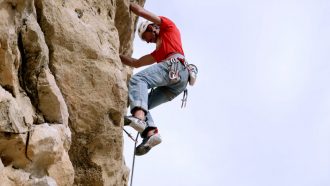 Roberto Llorente prueba los pies de gato Method S de Black Diamond.