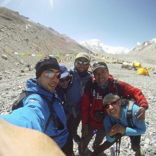 Iván Vallejo (de rojo) con los miembros de Somos Ecuador en el campo base de la vertiente norte del Everest.  (Somos Ecuador)