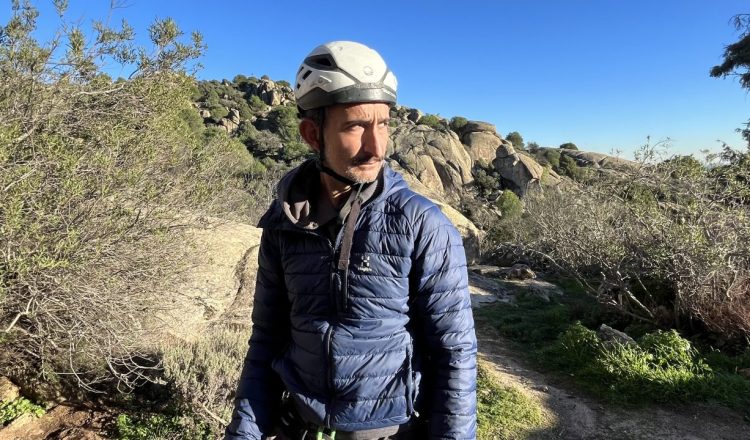 Rober Llorente probando la chaqueta Spire Mimic Hood de Haglöfs