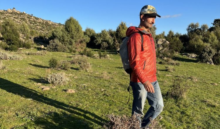 Roberto Llorente usando la chaqueta Arch Rock Doble Wall Elite de Columbia.