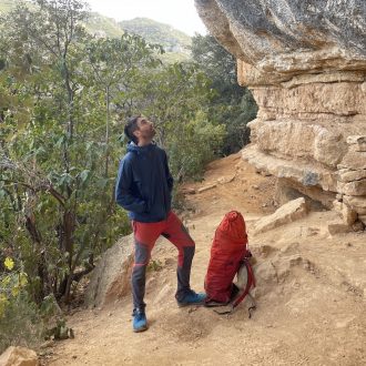 Javi Guzmán probando la chaqueta Recon LT Stretch Shell de Black Diamond