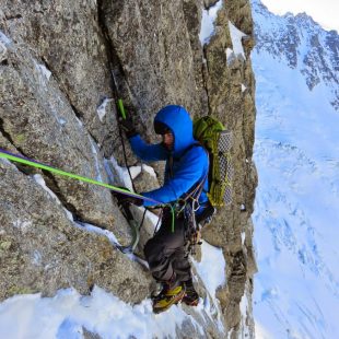 Korra Pesce durante su ascensión a la Rolling Stones en las Grandes Jorasses  (Martín Elías)