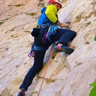 Curro González utilizando el pantalón Roc Lite Slim de Haglöfs