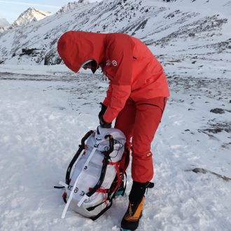 Marina Fernández probando la mochila Phantom 38 de The North Face.