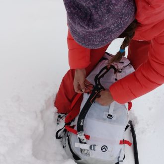 Marina Fernández probando la mochila Phantom 38 de The North Face.