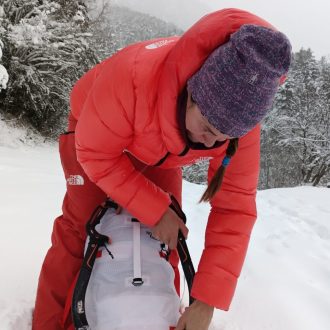 Marina Fernández probando la mochila Phantom 38 de The North Face.