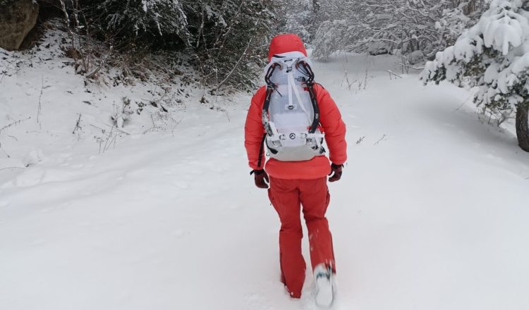 Marina Fernández probando la mochila Phantom 38 de The North Face.